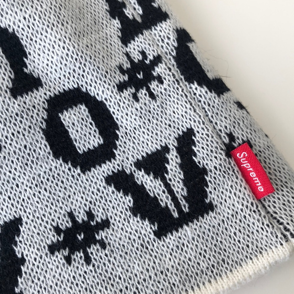 {supreme} snow beanie